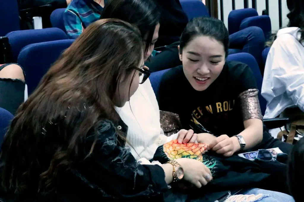 7.-Experiencing-the-handfeel-of-the-print